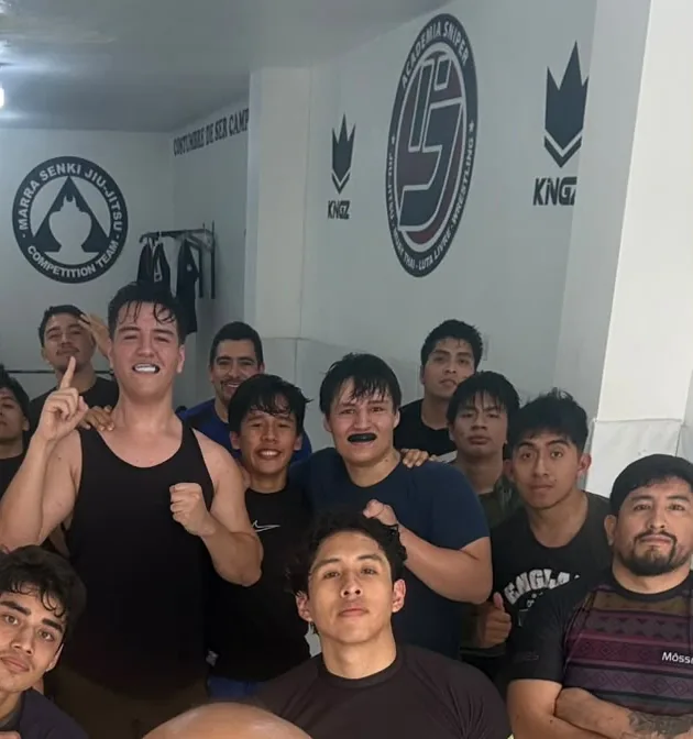 Barclay con su equipo de Jiu-Jitsu después de entrenar